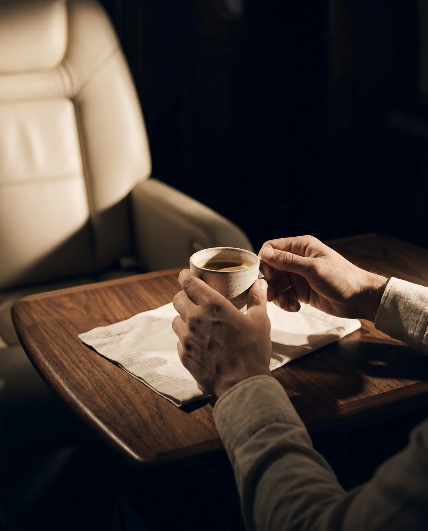 Manos con una taza sobre lino